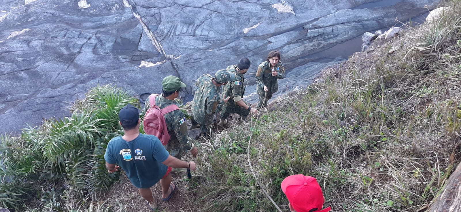 Guarda Municipal Ambiental De B Zios Resgata Capivara Em Gruta Na Praia