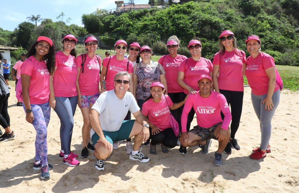 Caminhada em homenagem ao Outubro Rosa reúne mais de 150 mulheres no