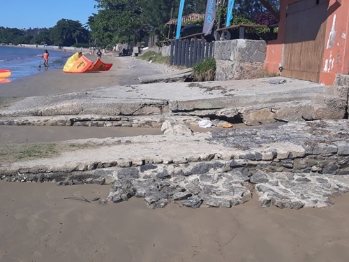 Prefeitura de Búzios retira rampas irregulares da Praia de Manguinhos