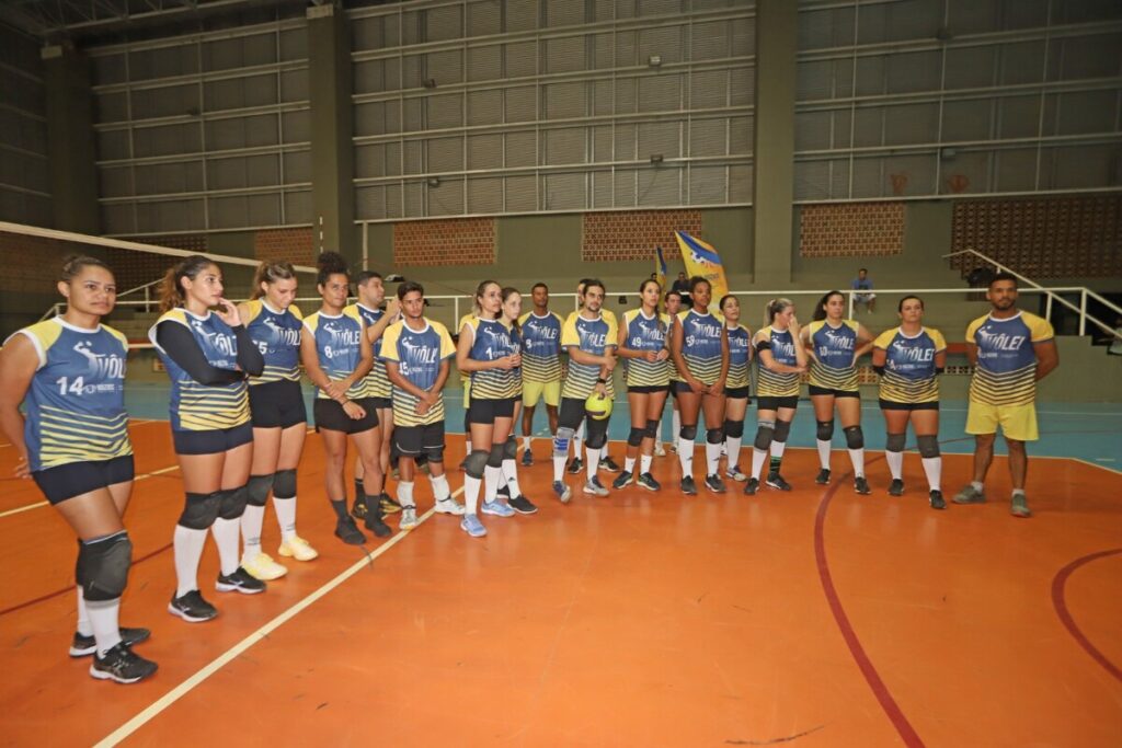 1. O voleibol é um esporte praticado entre duas equipes numa