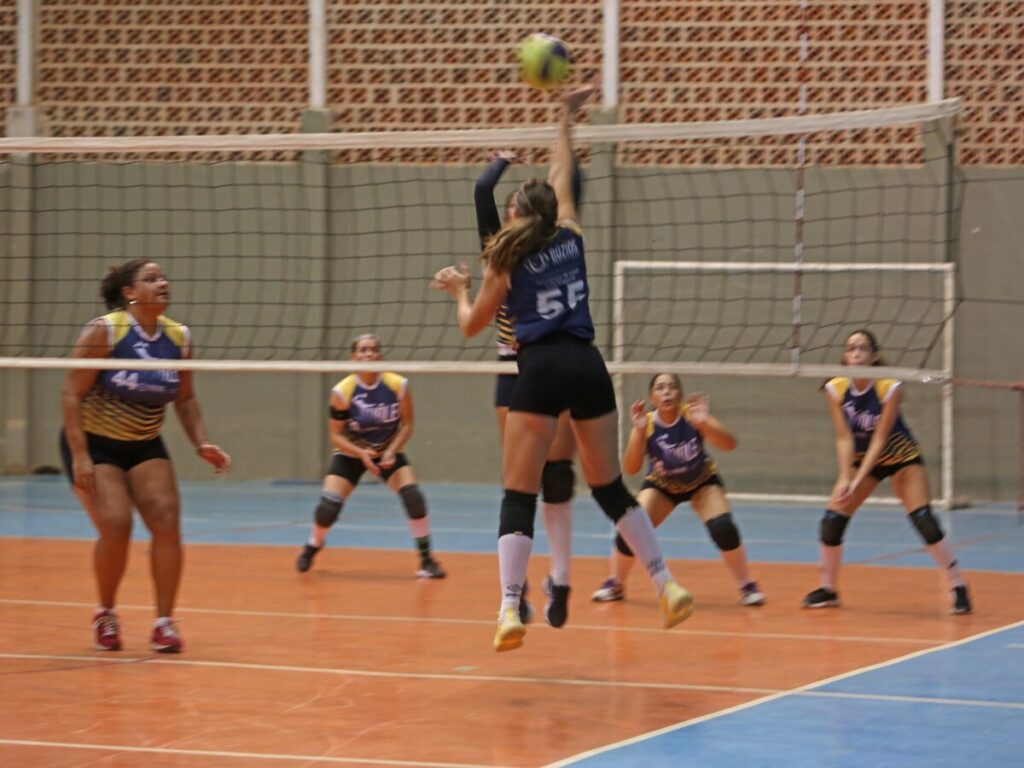 1. O voleibol é um esporte praticado entre duas equipes numa