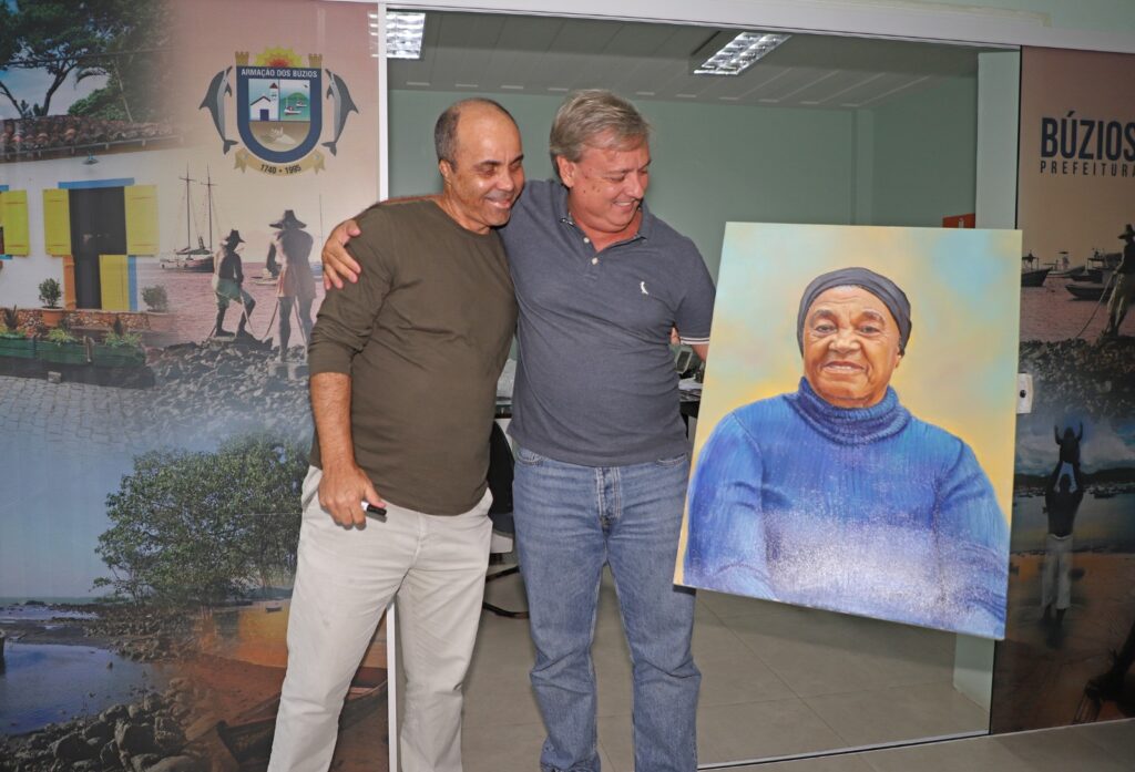 Quadro em homenagem à quilombola Dona Uia é recebido pelo Prefeito Alexandre Martins