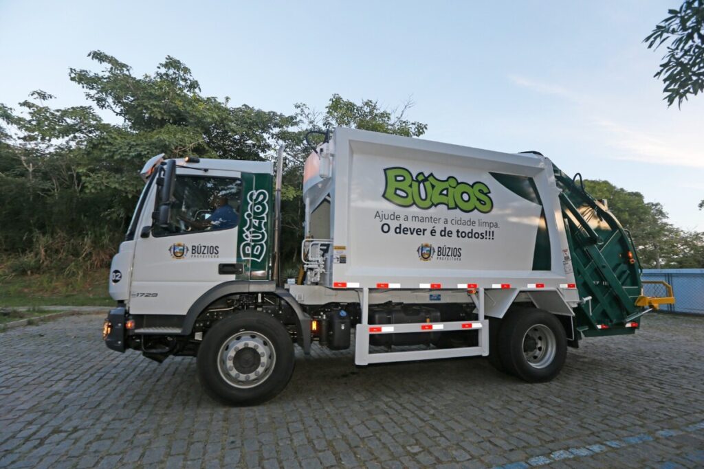PREFEITURA DE BÚZIOS RECEBE PRIMEIROS CAMINHÕES DA NOVA FROTA DE COLETA DE LIXO WhatsApp Image 2026 04 13 At 18.15.15 2 1024x683