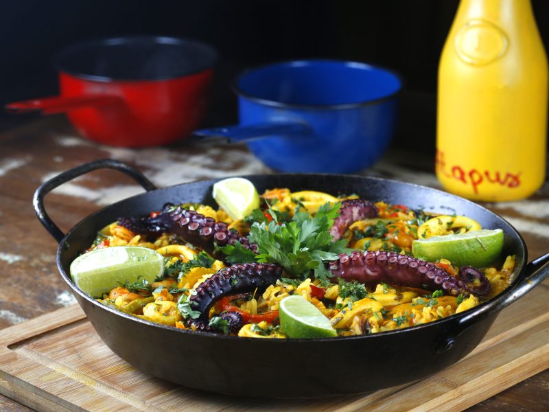 17º Festival Gastronômico de Búzios. Produção de Gil Castelo Branco. Atapus - Paella Atapus. Paella clássica de polvo, mexilhão, lula e camarão com arroz de açafrão. Maio de 2018. Fotos de Fabio Rossi