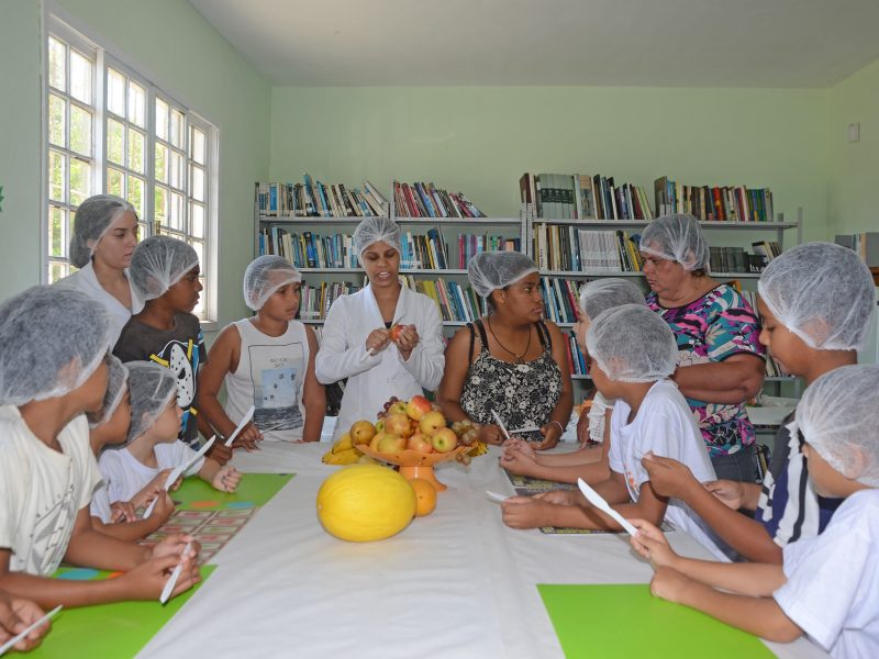 Crianças na biblioteca 048
