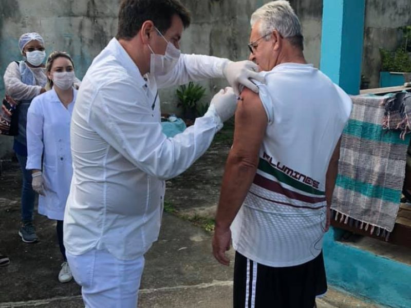 Dr aplicando vacina Cem Braças