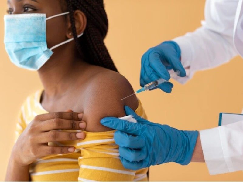 Jovem 18 anos vacina covid-19