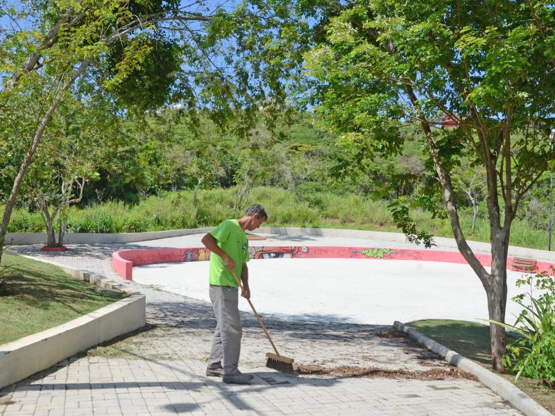Limpeza da praça da Brava (2)
