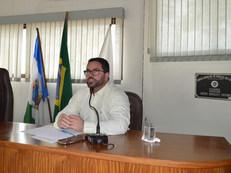 Secretário de Saúde de Búzios, Leônidas Heringer, responde a perguntas em audiência púbica - Fotos Câmaras de Vereadores