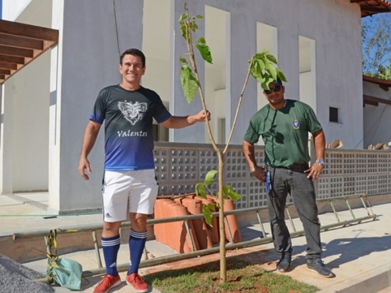 UBS da Ferradura recebe plantio de mudas